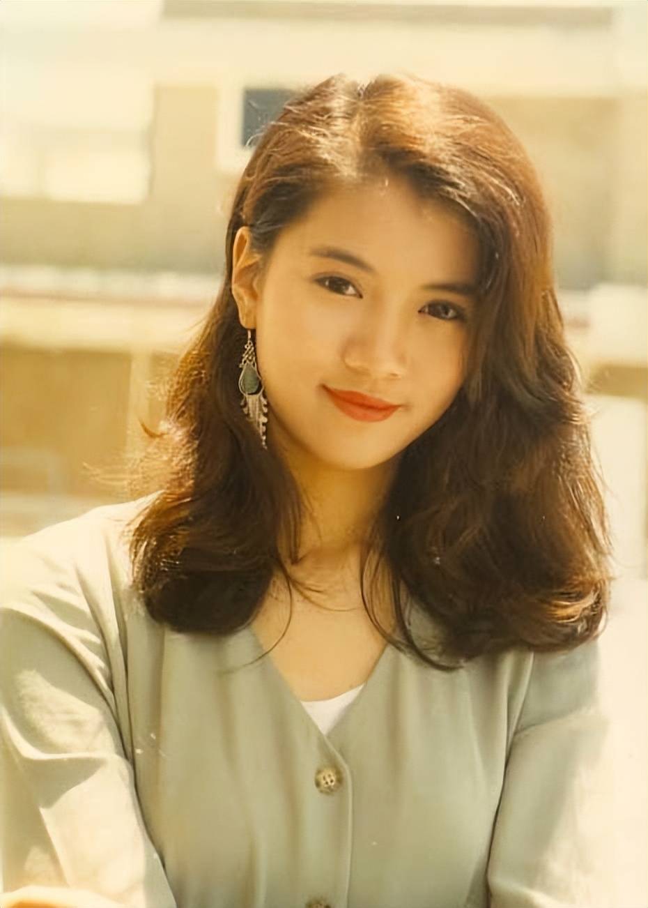 英国偶遇袁咏仪!生图素颜状态白皙紧致,18岁儿子长相好有混血感