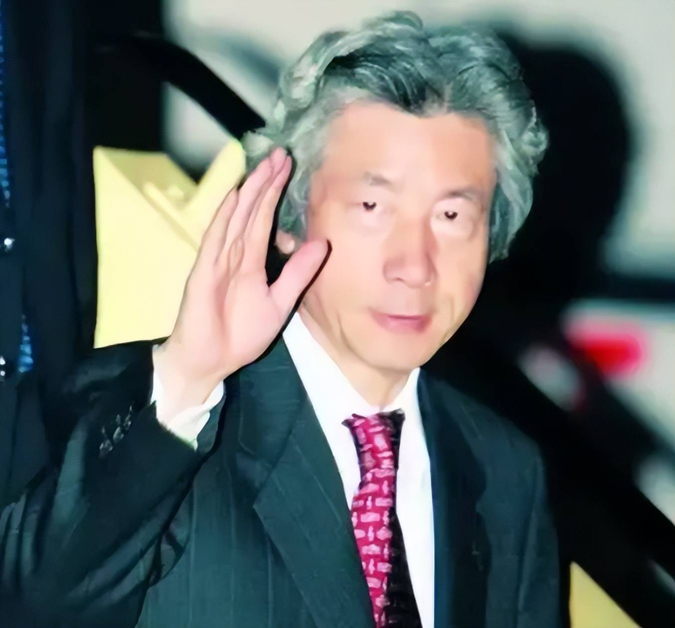 2001年小泉纯一郎访华,参观完抗日纪念馆后,用毛笔写下两个汉字