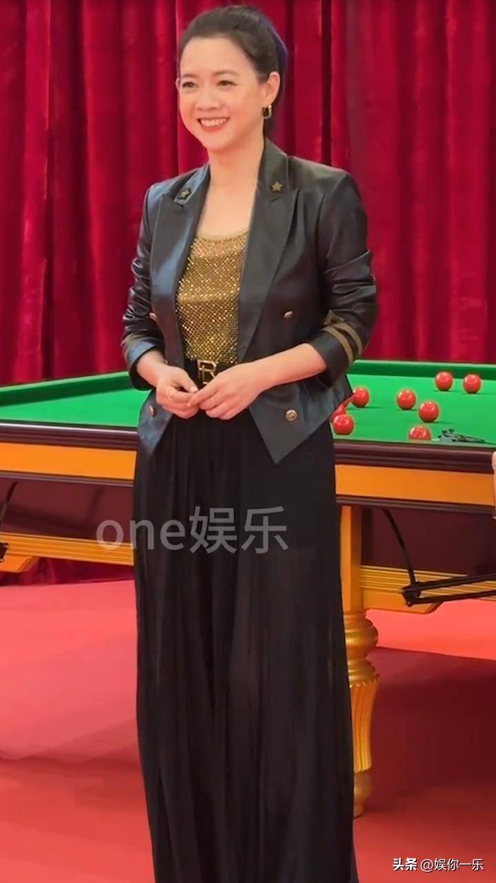 51岁曾宝仪近照,高马尾黑皮衣,时尚又青春!越来越像老爸曾志伟