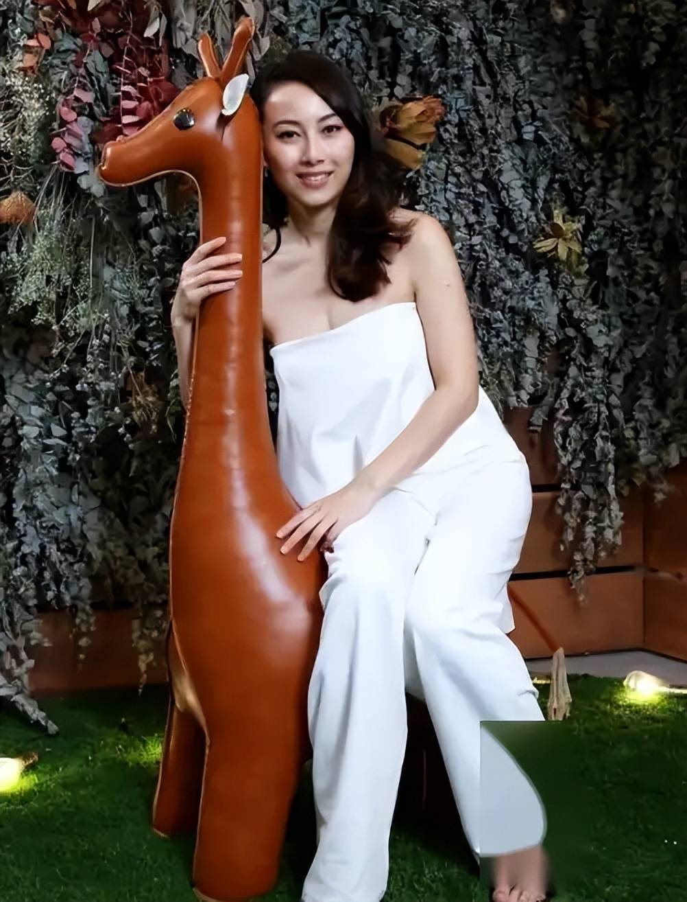 "港星"袁嘉敏凭"风月片"一炮而红,网友:身材这么好没人要?