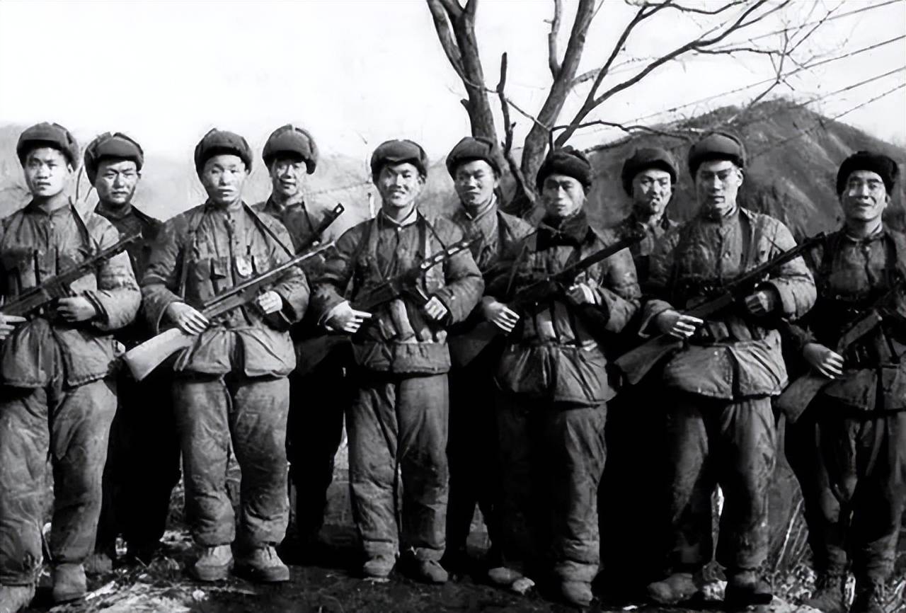 朝鲜战场上的一幕,志愿军把小女孩塞进大炮,背后真相是什么?