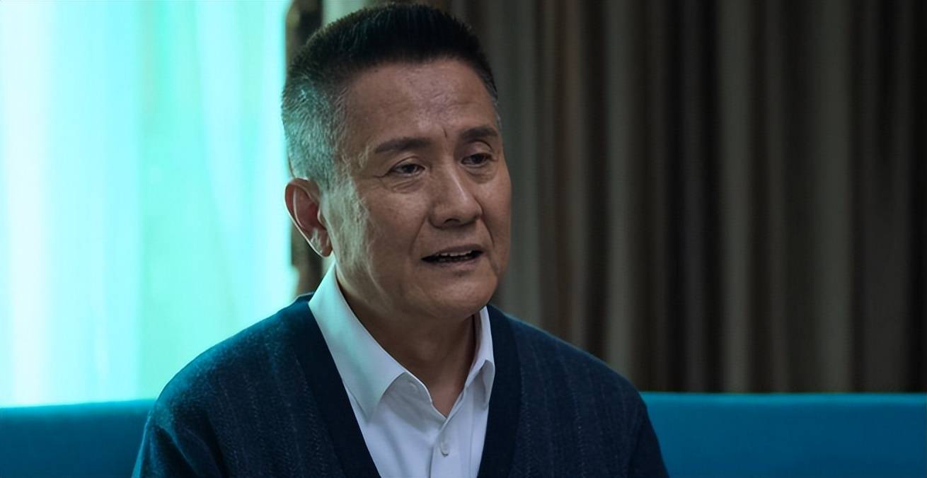 70岁张志坚带妻子青岛养老,雨天散步好浪漫,被曝买2000w海景房