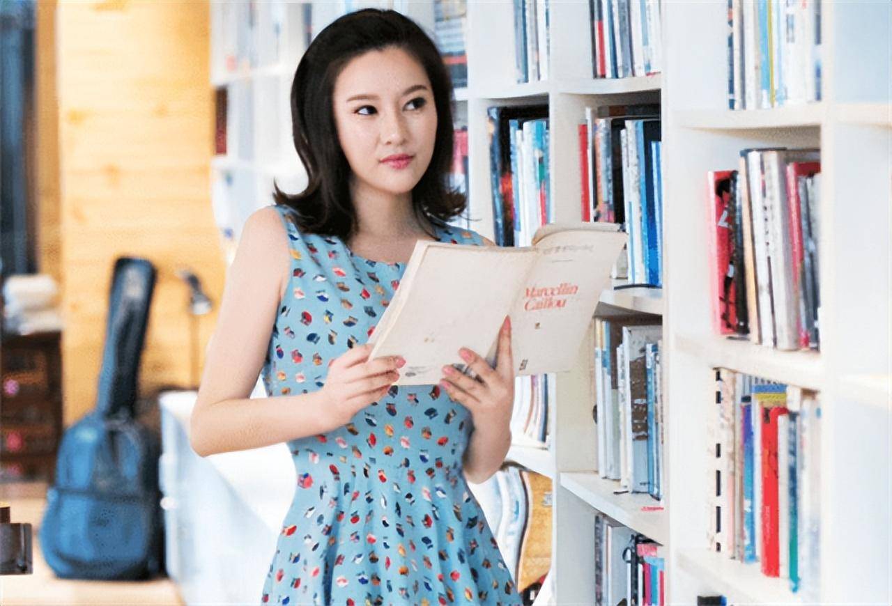 女演员袁茵现状:嫁大20岁侯耀文后婚内不忠诚,今55岁与女儿像姐妹