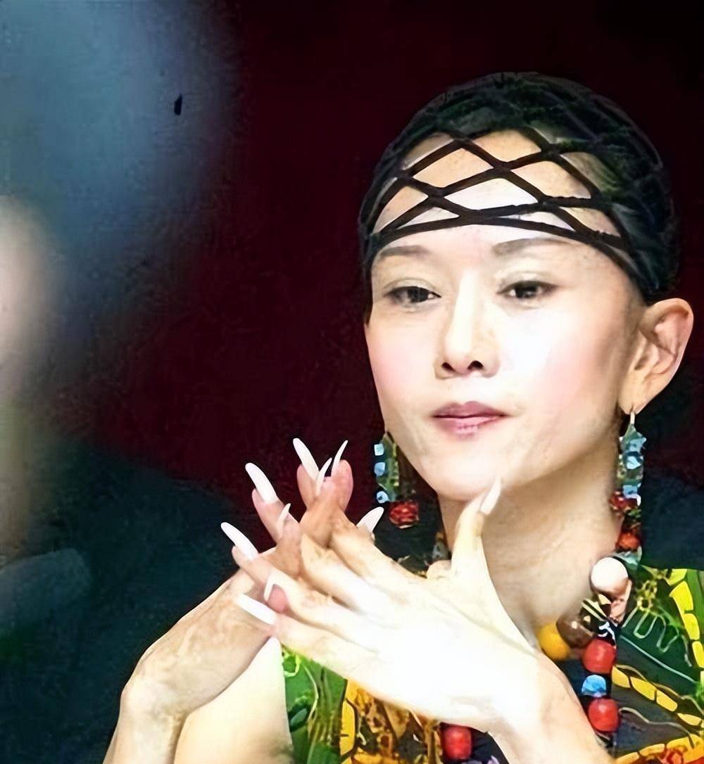 杨丽萍65岁近况曝光:剪掉了长指甲,仙气不再,现在拄拐杖出行!