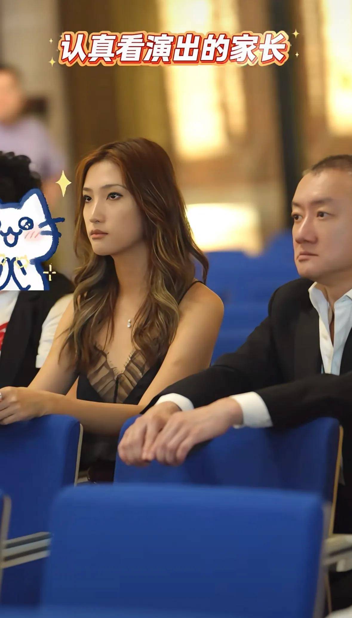 汪雨新婚妻子陪看女儿演出俩闺女台上拉大提琴气质出众太抢眼