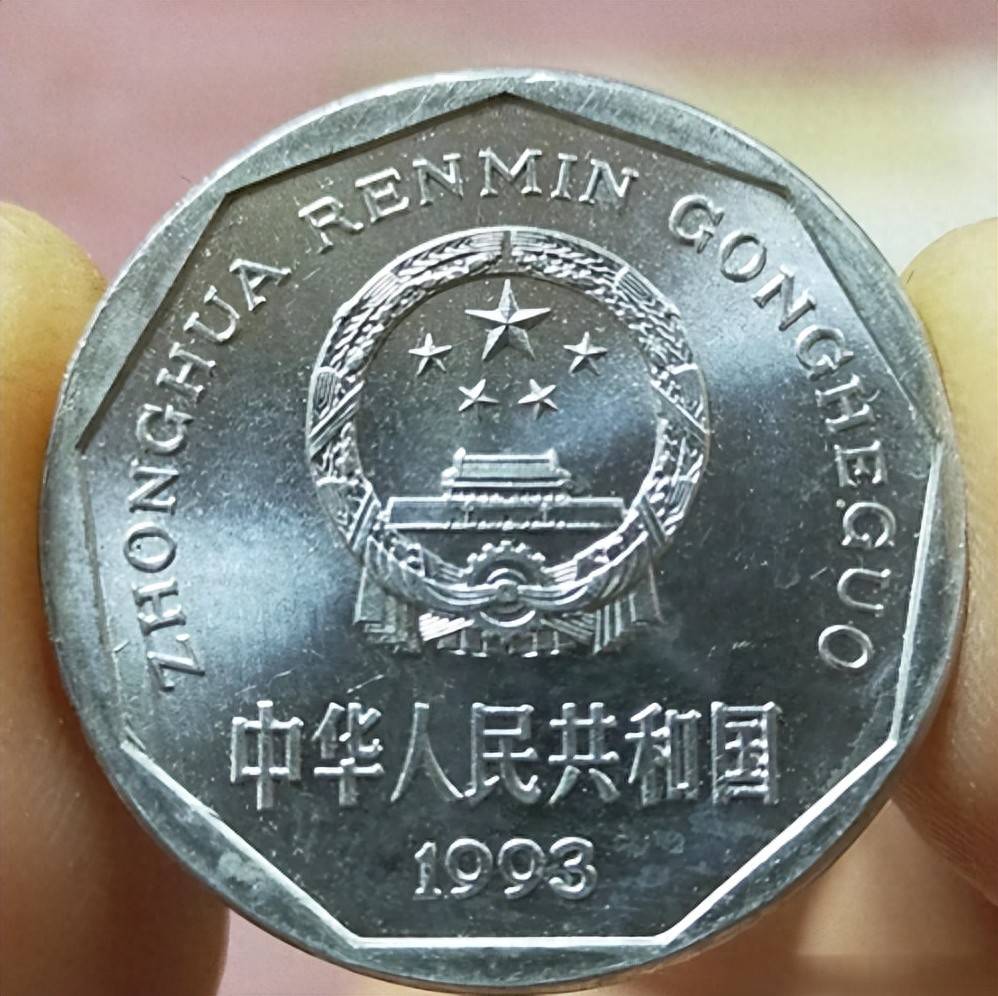 正面是一朵盛开的