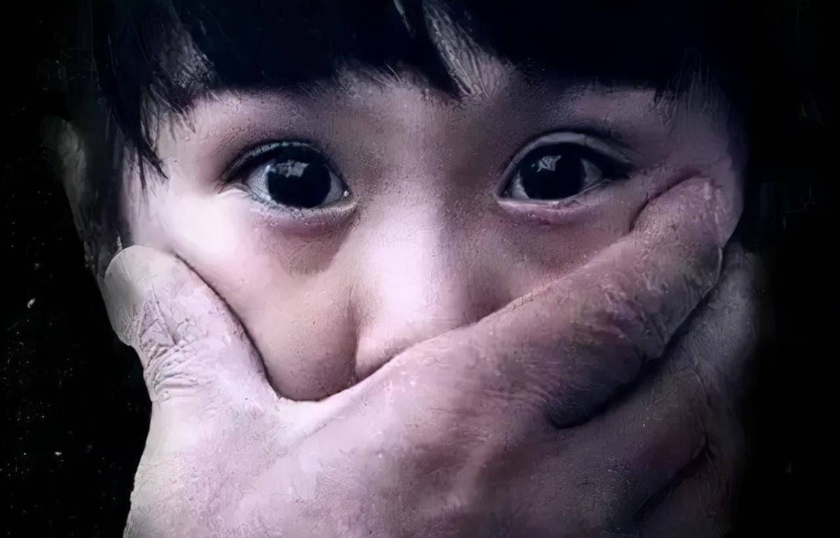 人贩子彭洪菊,逃亡途中被拐卖给老光棍,警方找到时已被打成残废