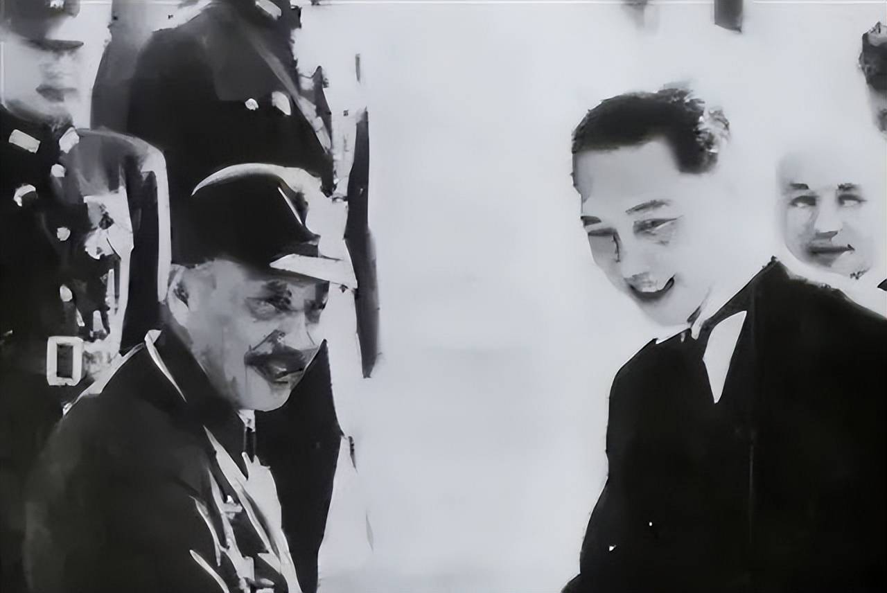 抗战大汉奸汪精卫罕见留影,风度翩翩容貌过人,长相酷似张国荣