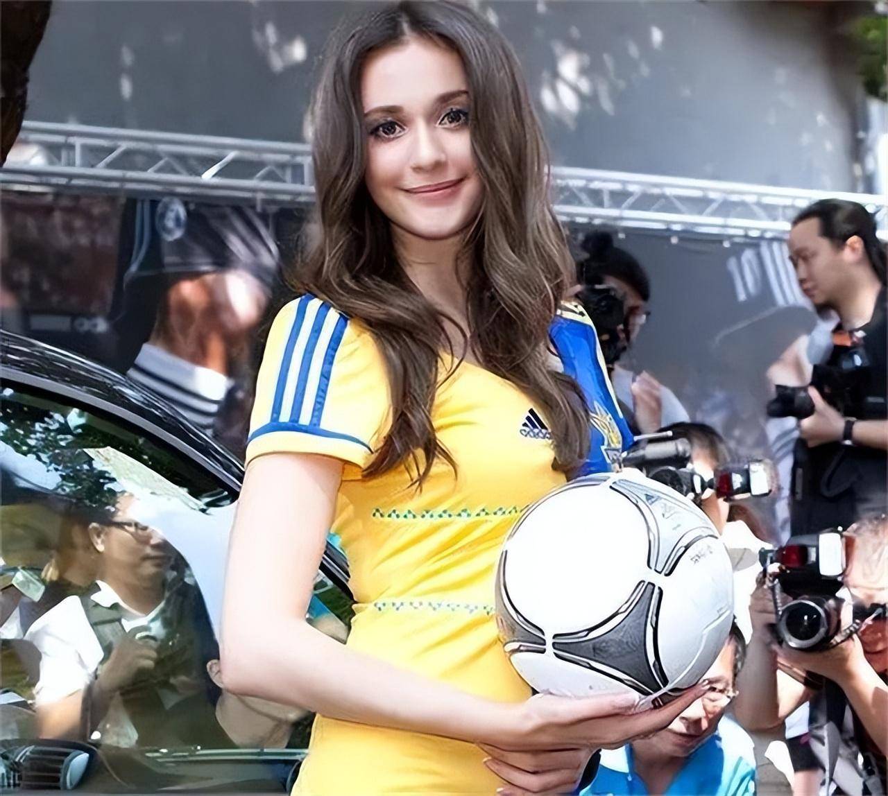 她是乌克兰艺体冠军,为爱放弃国籍嫁到中国,37岁生二胎仍似少女