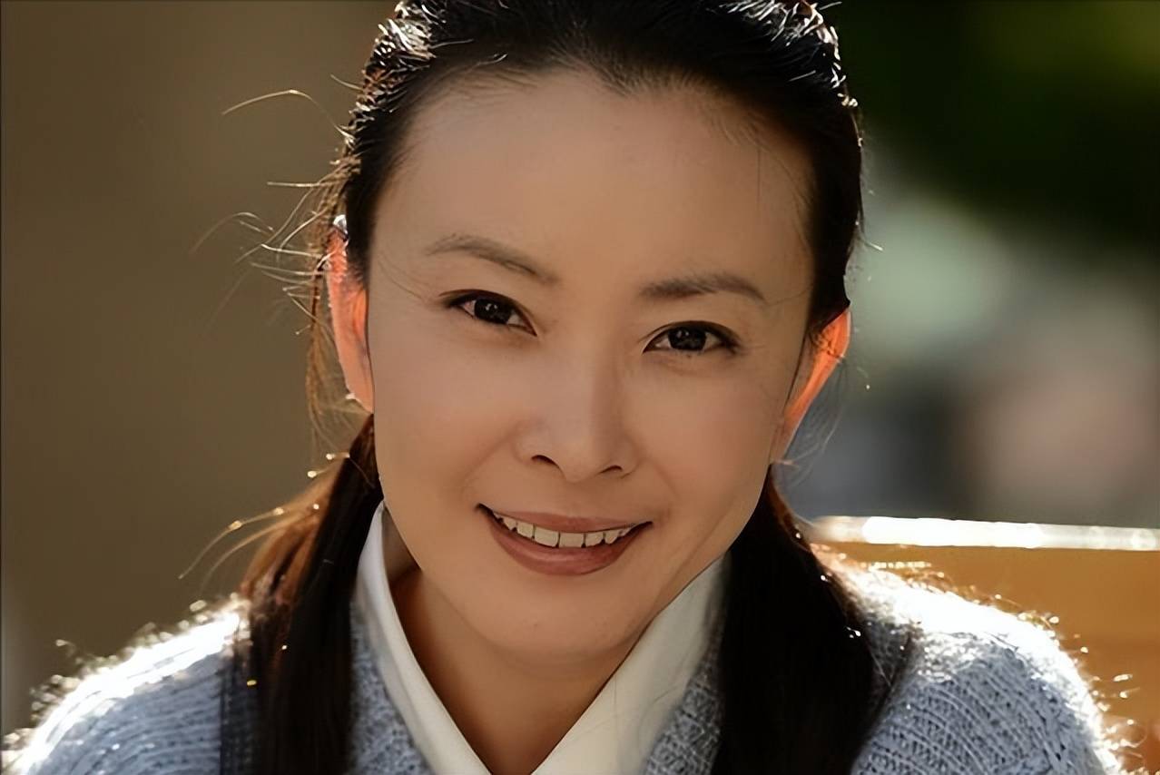 被传是张嘉益前妻,又与孙红雷传绯闻,现在47岁美得像20岁少女