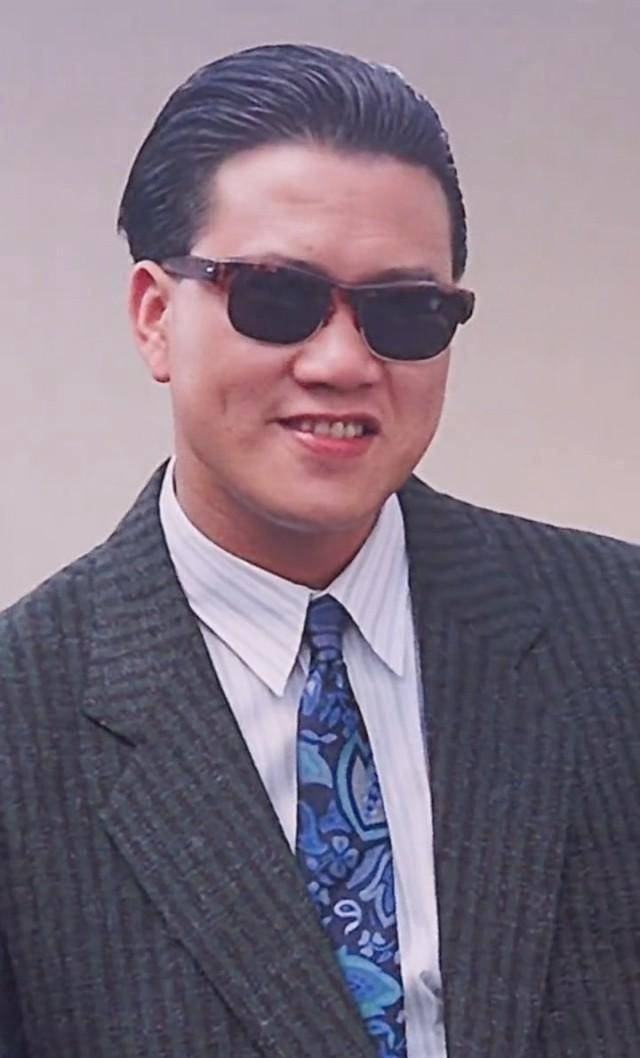 67岁万梓良近况:落魄商演,穿地摊货戴假珠宝,和周润发比太心酸