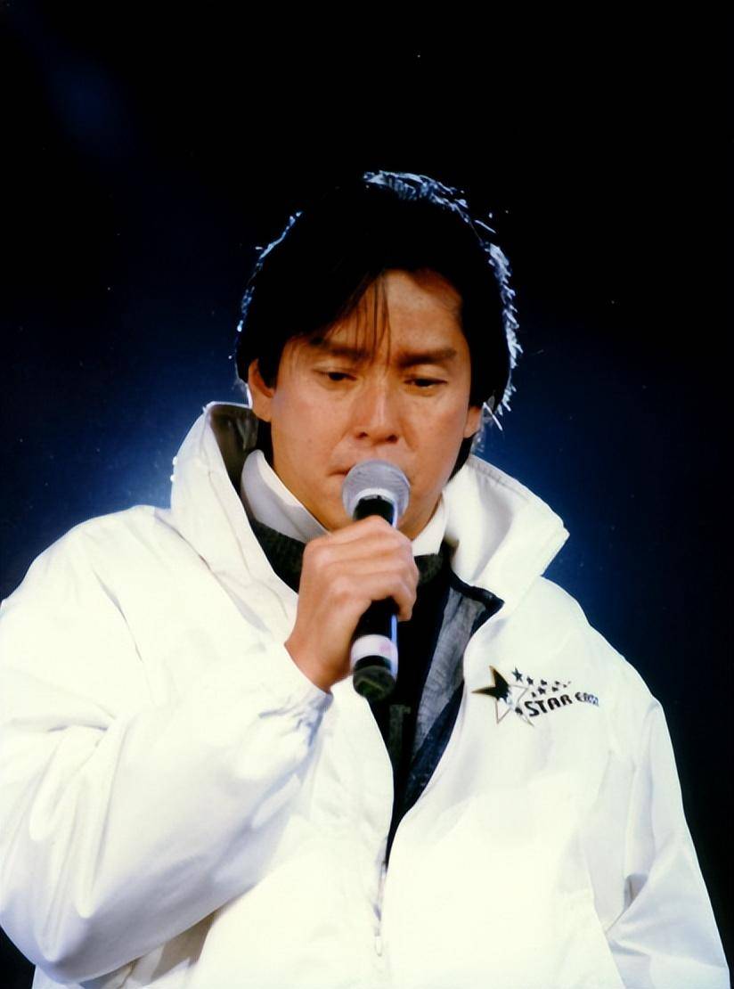 歌手谭咏麟:为生一个儿子,在发妻与红颜知己之间挣扎二十多年