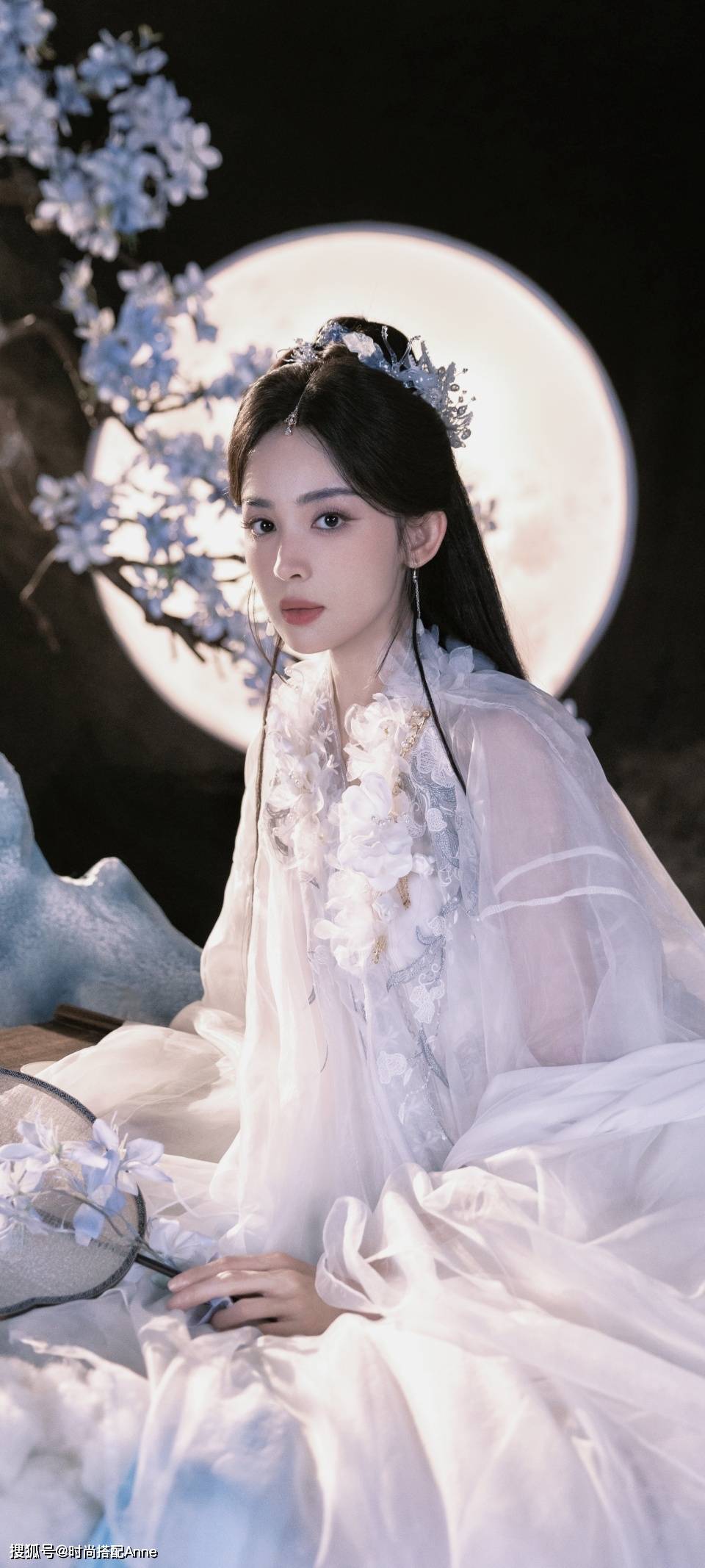 盛世美颜!古力娜扎月下仙姿曝光,古风造型完美诠释东方美学巅峰