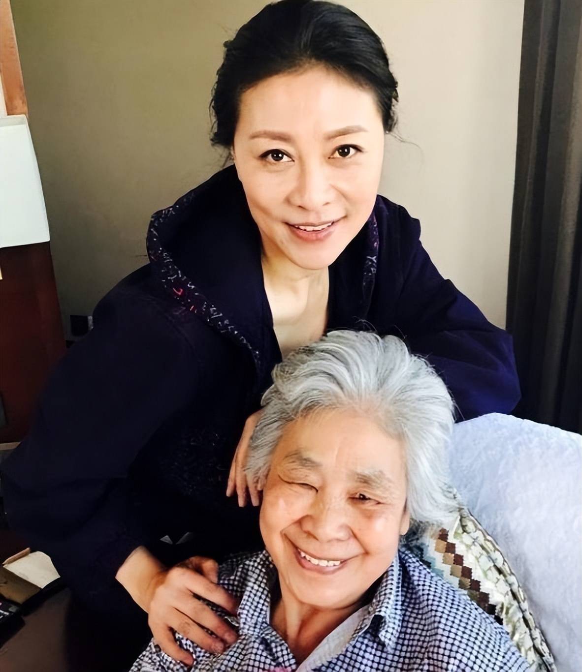 她是最惨影后,生完女儿后患癌被丈夫抛弃,现在女儿被张嘉译带红