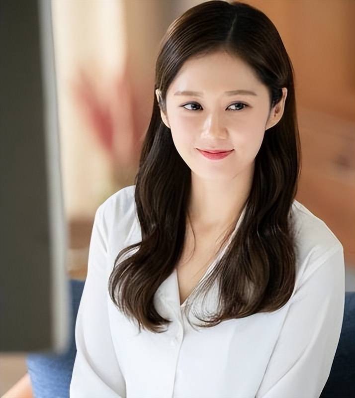 被封杀滚回韩国的张娜拉,时隔15年再亮相,都说赵丽颖照着她整容