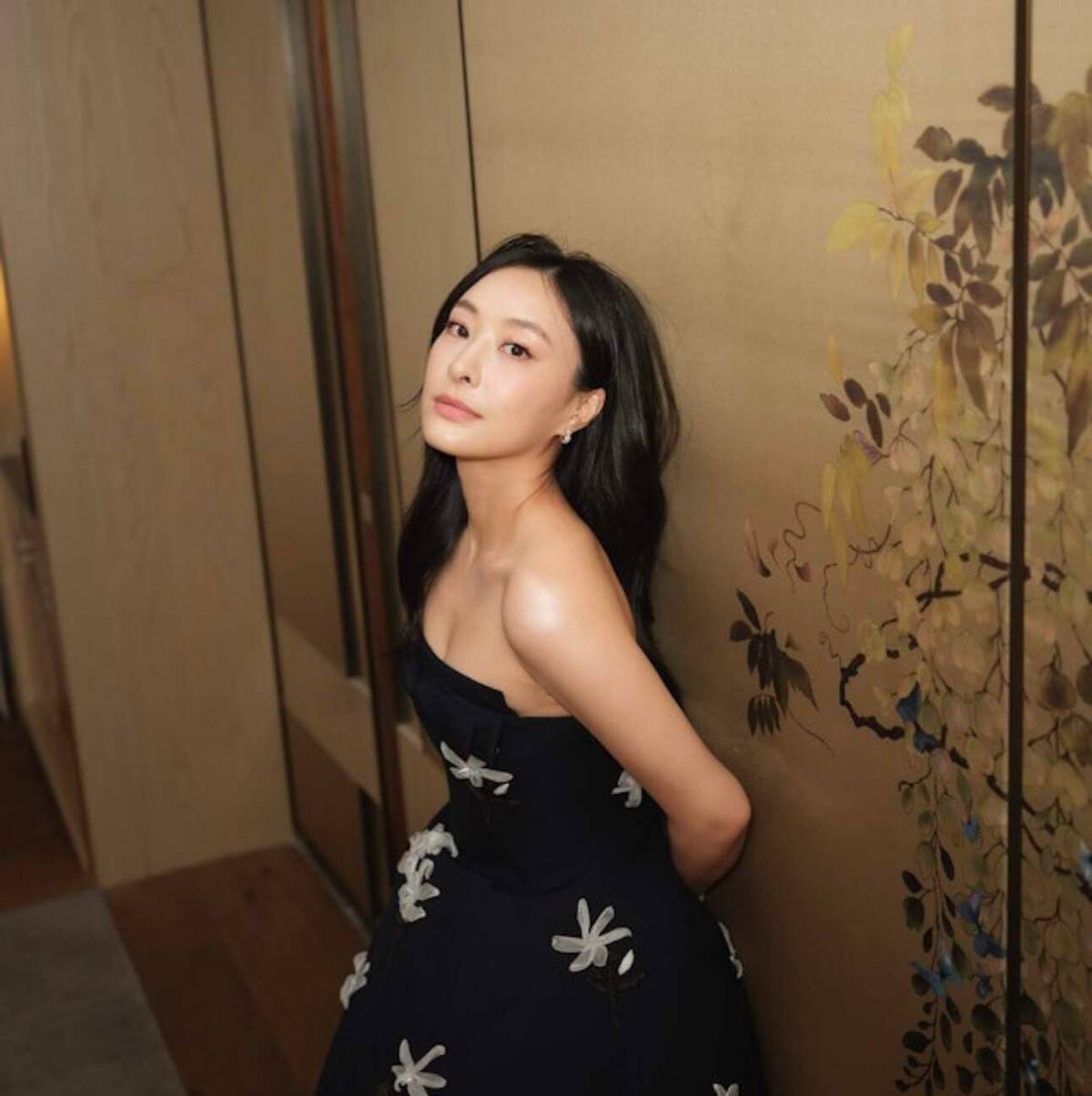 tvb小花晒与绯闻男友亲密照显丰满上围新剧与张智霖有感情戏