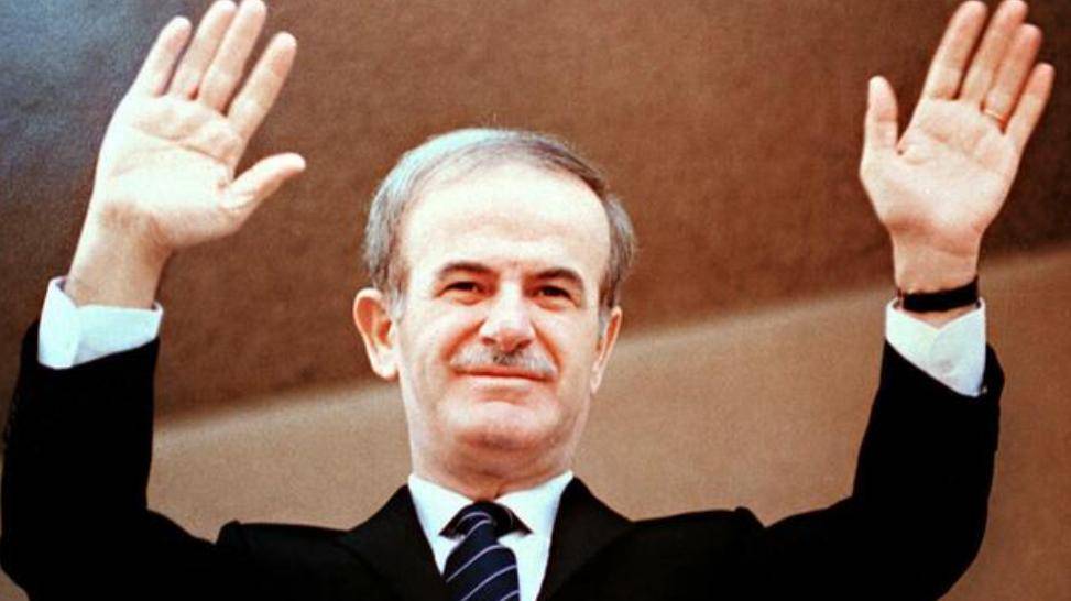 当身患重病的哈菲兹·阿萨德竭力支撑着身体,愤怒地对他的胞弟里法特