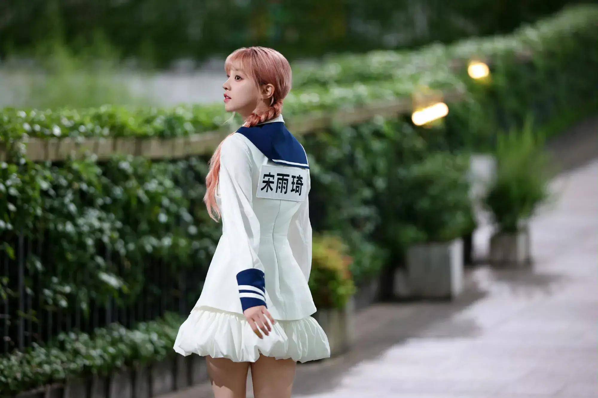 被宋雨琦美到了!粉色丸子头像二次元少女,甜酷女孩既视感