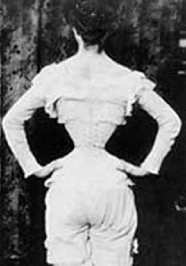 中国古代女人裹小脚是不好,可是欧洲女人束腰危害更大