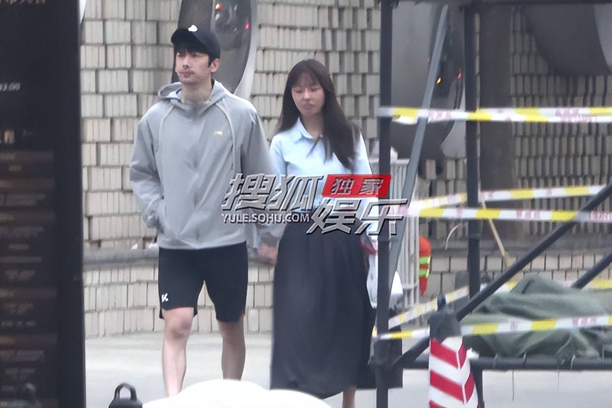 刘芮麟和妻子牵手逛街两人十指紧扣幸福感拉满