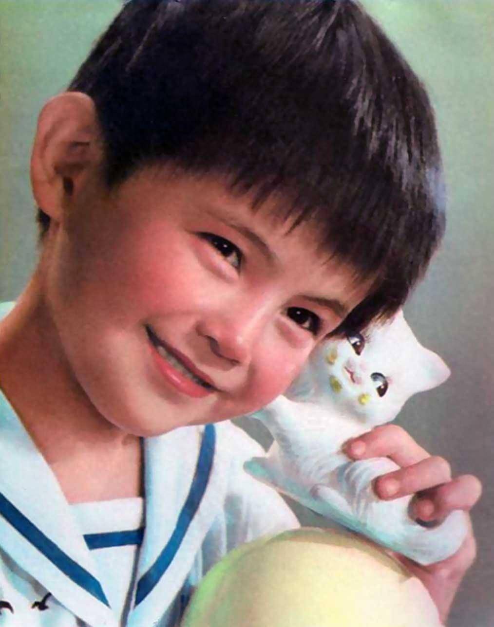 成年后曾在餐厅端盘子,父母离世至今单身
