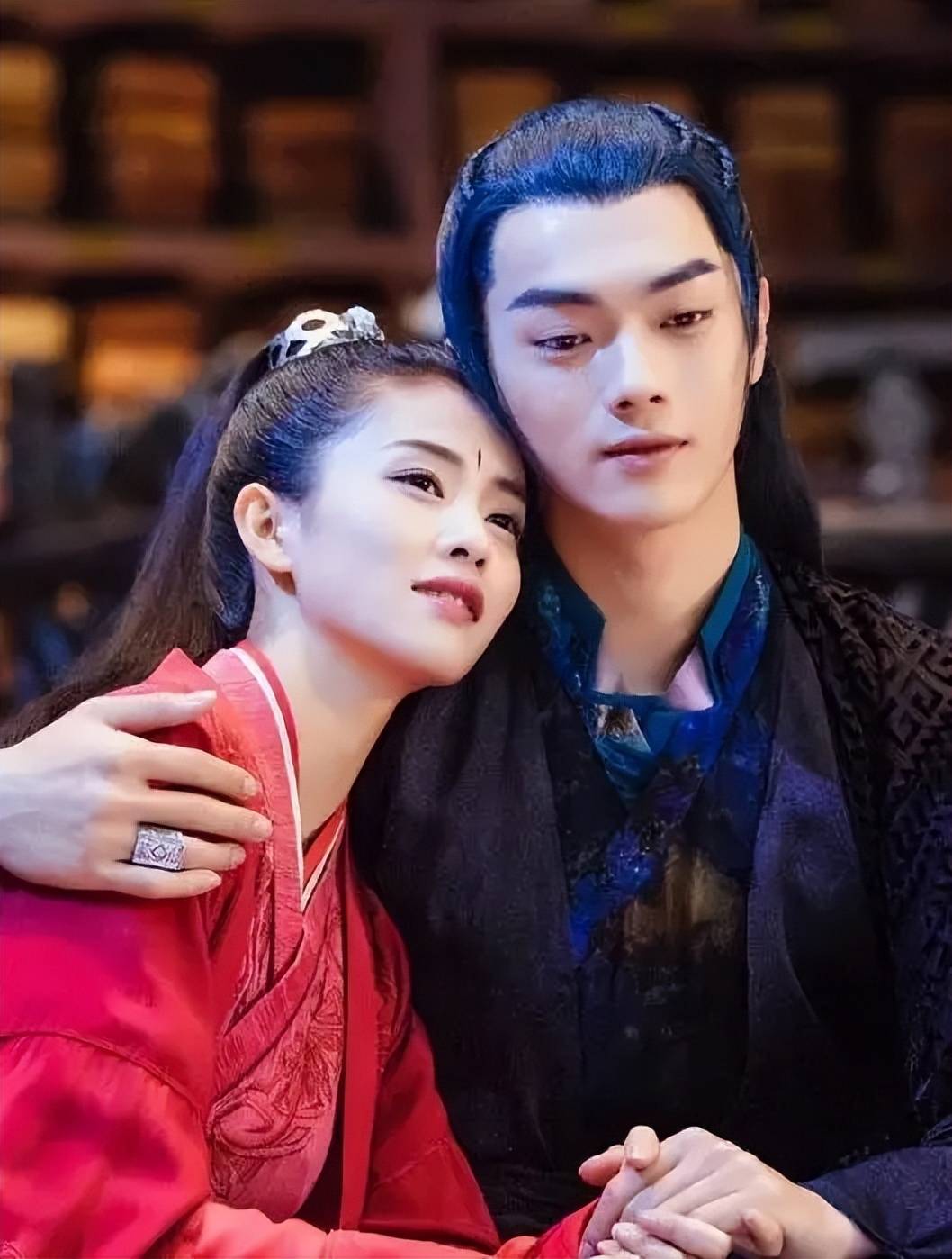 在许凯生日的直播中,当被问及对白鹿的看法时,他羞涩地称赞白鹿"身材