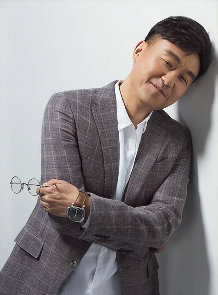 演员何冰:为何结婚几十年0绯闻?看看妻子是谁就知道了