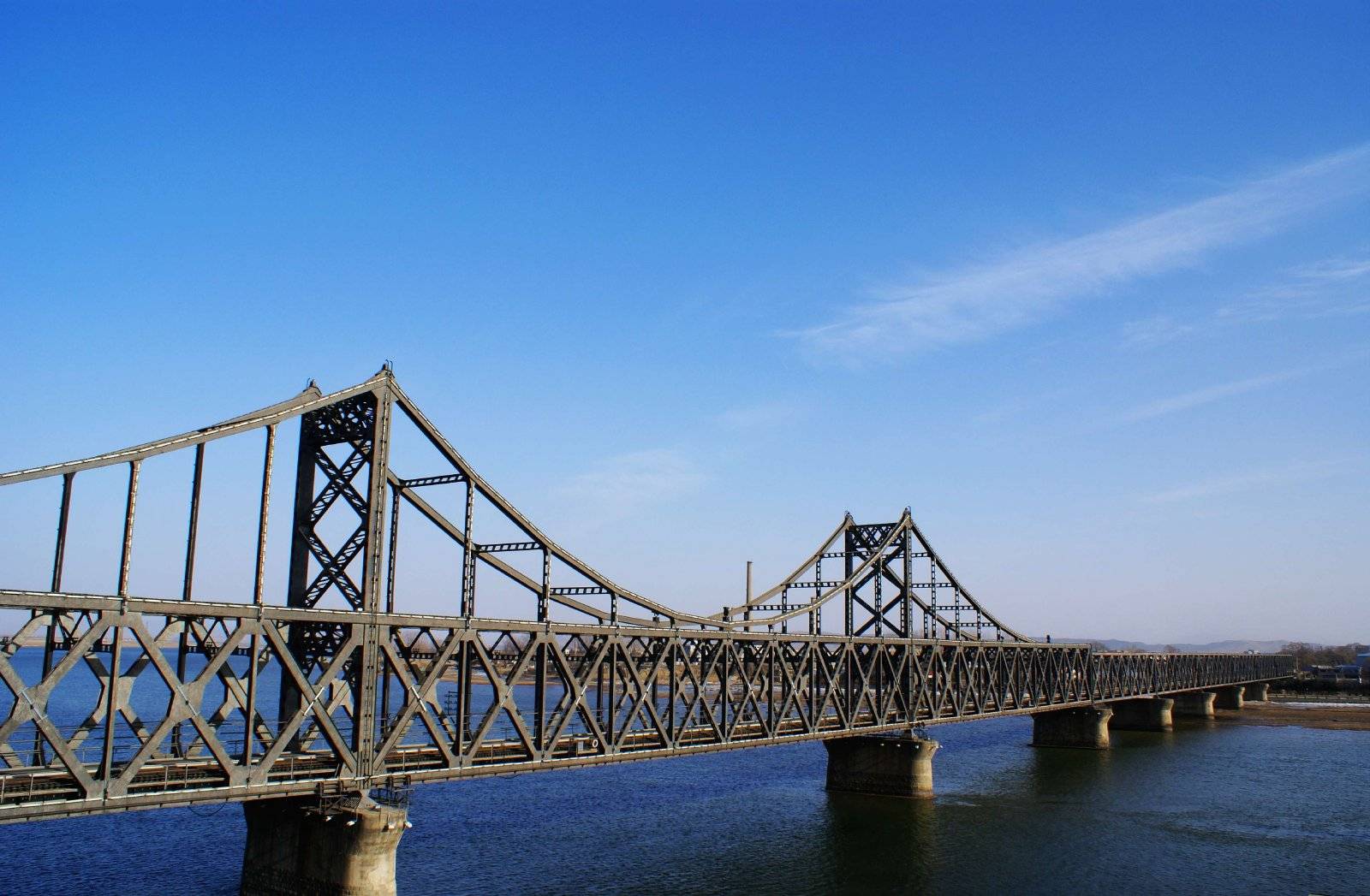 中朝鸭绿江大桥,我国耗资22亿建设,为何建成后8年还不通车?