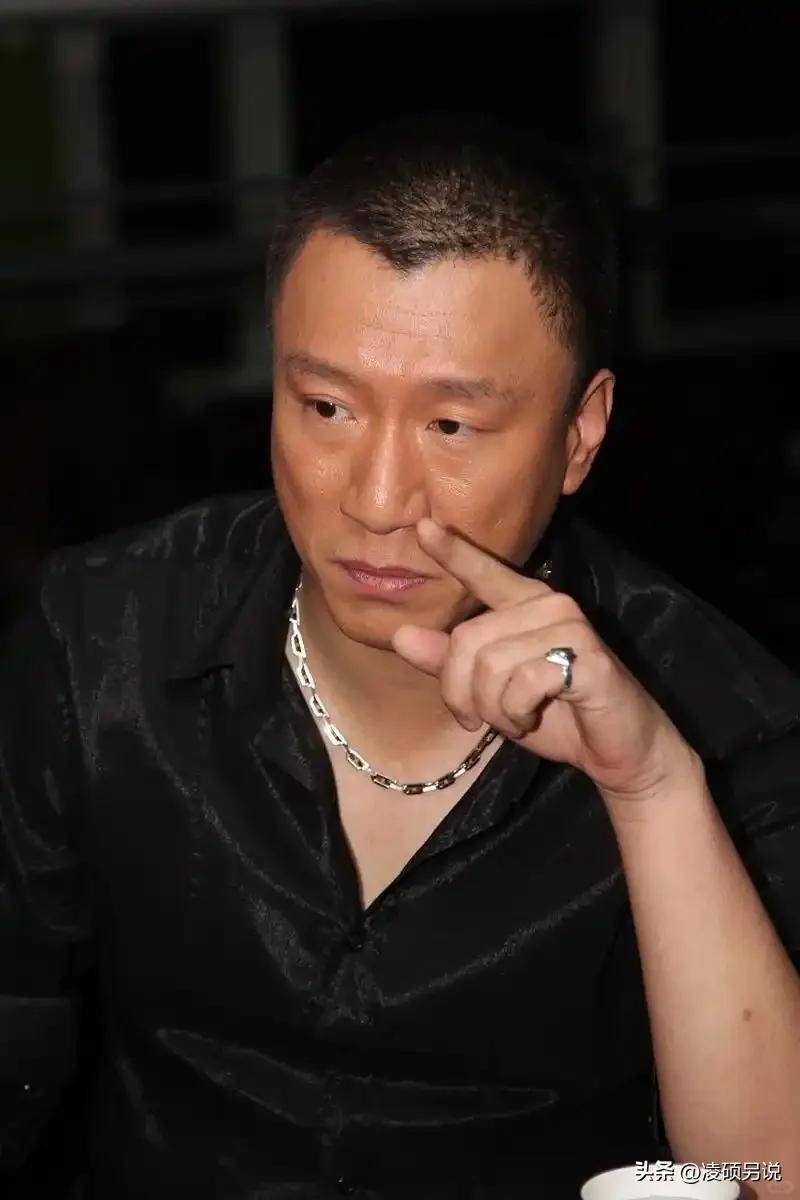 54岁孙红雷和老婆现身宁夏,潮牌穿搭帅气年轻,夫妻俩没一点架子