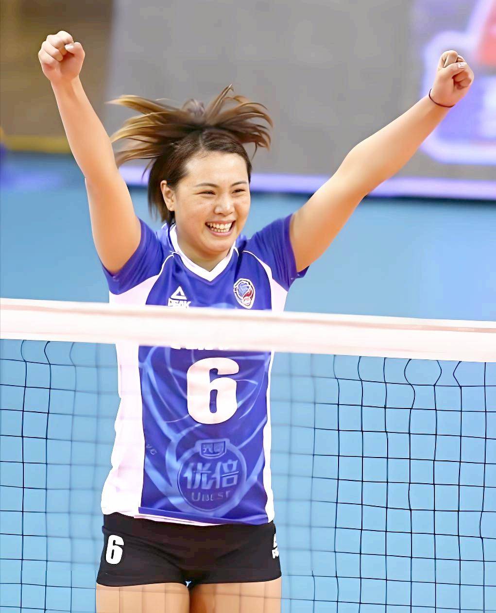 俞觉敏接任中国女排后,曾春蕾,张磊挑起了中国女排的接应线,两人各有