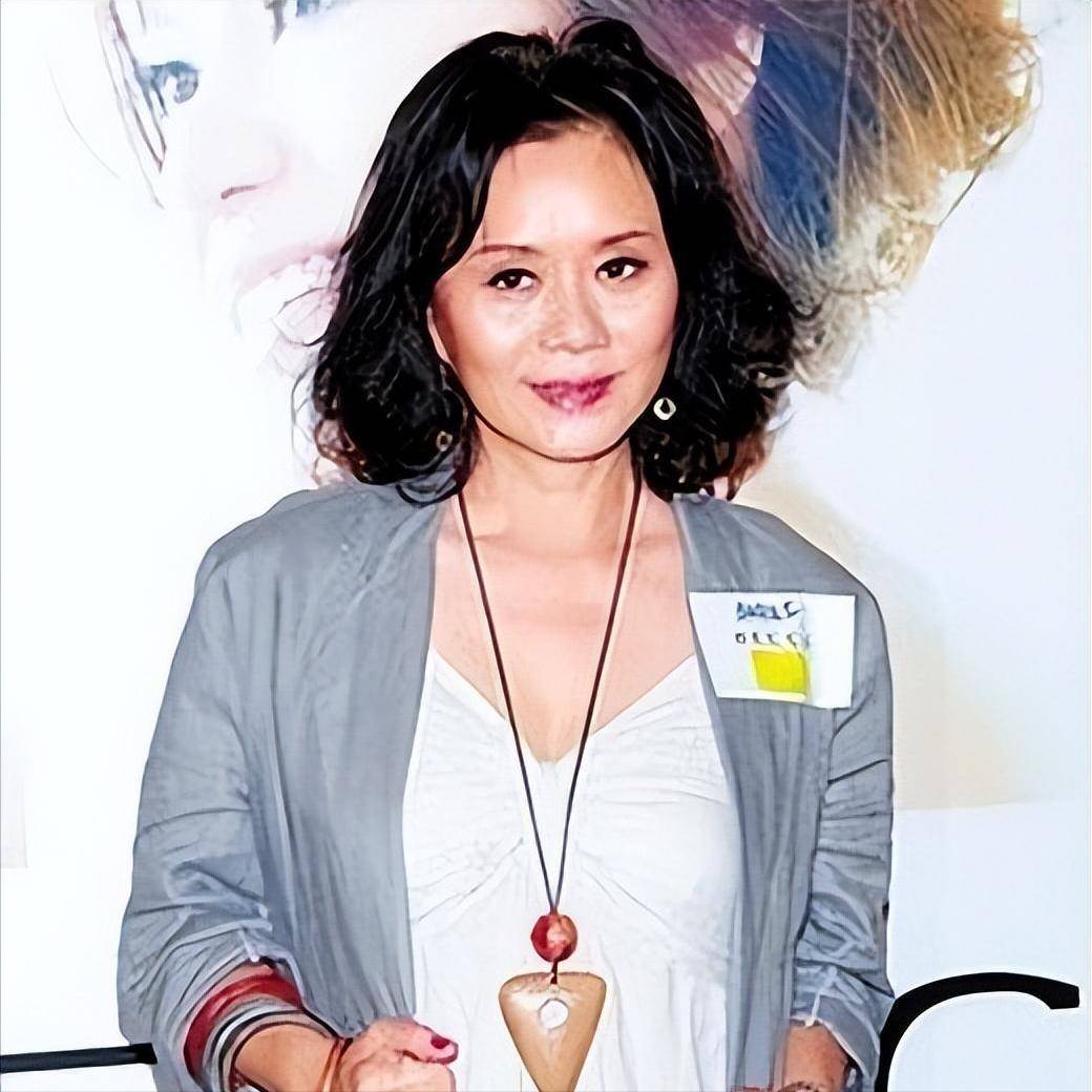 林建明:曾经是香港沙滩小姐冠军,人生境界不简单,曾帮助蓝洁瑛