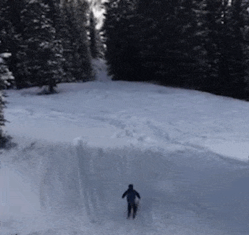 搞笑GIF：姑娘，你在这39°的天气穿裙子骑共享电动车，会不会有点？