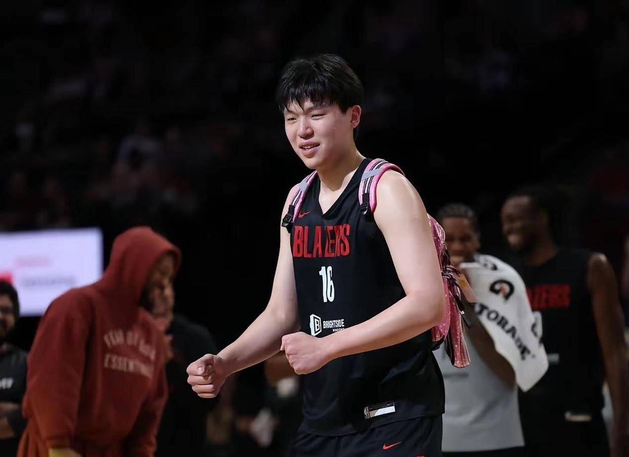 机会寥寥仍闪光！杨瀚森 10 分钟 2 帽破荒，教练宁用小阵容也不给他机会