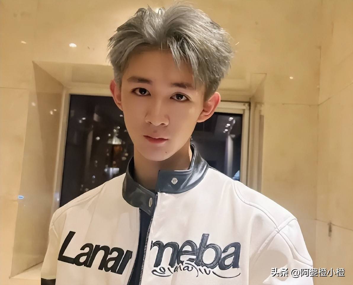 说,在我看来能和他匹敌的,目前活着的也就只有姜文了,而《山河故人》