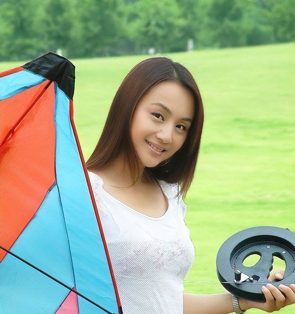 曹颖:凭一颗痣颠倒众生,19岁合作成龙,嫁默默无闻的演员王斑