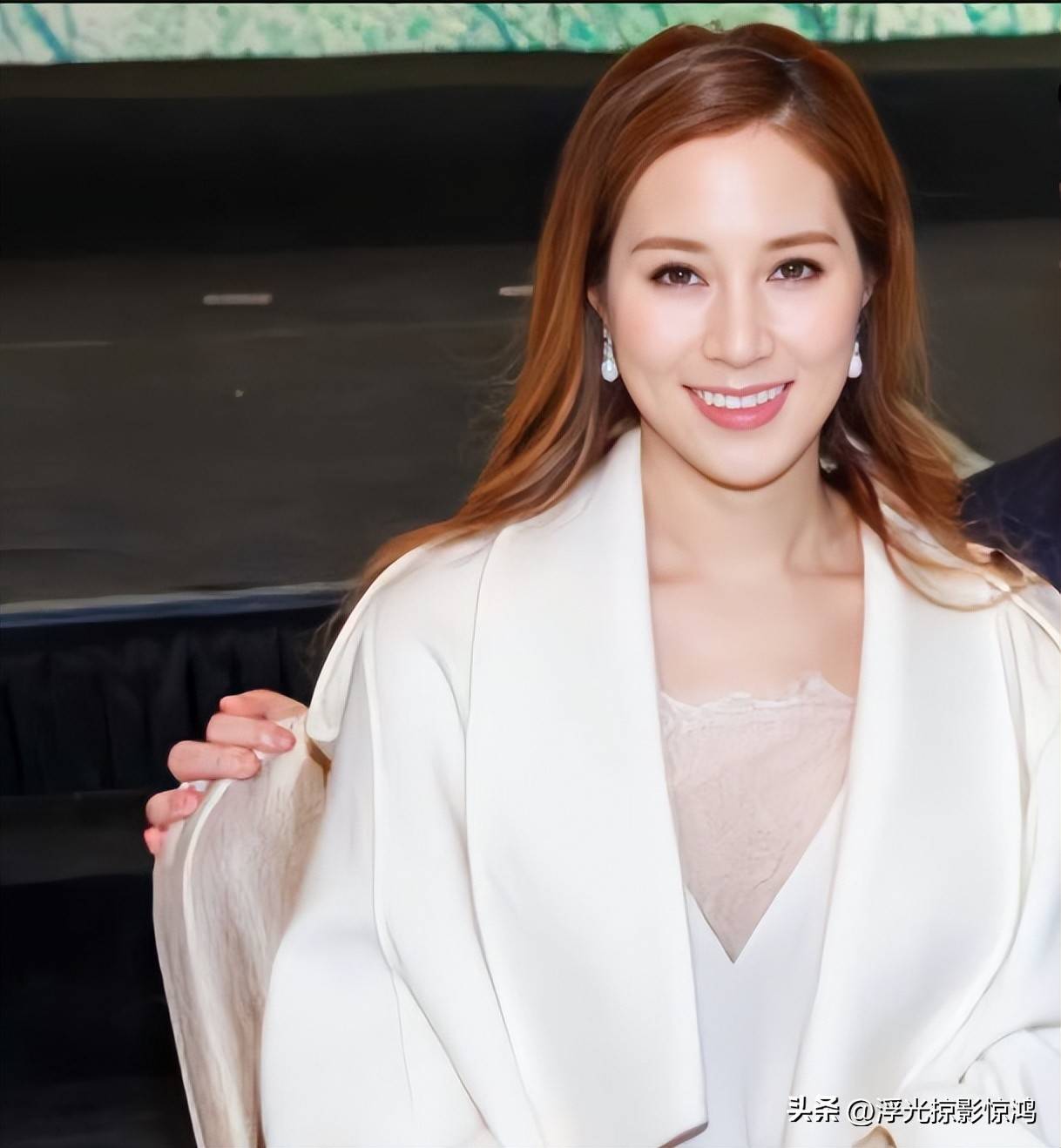 徐子淇新合影失手了,眼纹黑眼圈还动牙,公公去世半年她变化最大