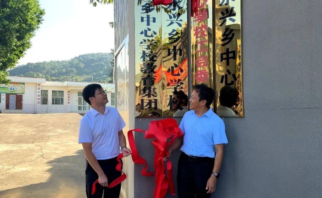 华坪县委副书记和万松,县委常委,县政府常务副县长李升贵出席仪式,县