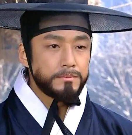 那就是迎娶相恋多年的女友李秀妍,两个人早在池珍熙还是新人演员时期