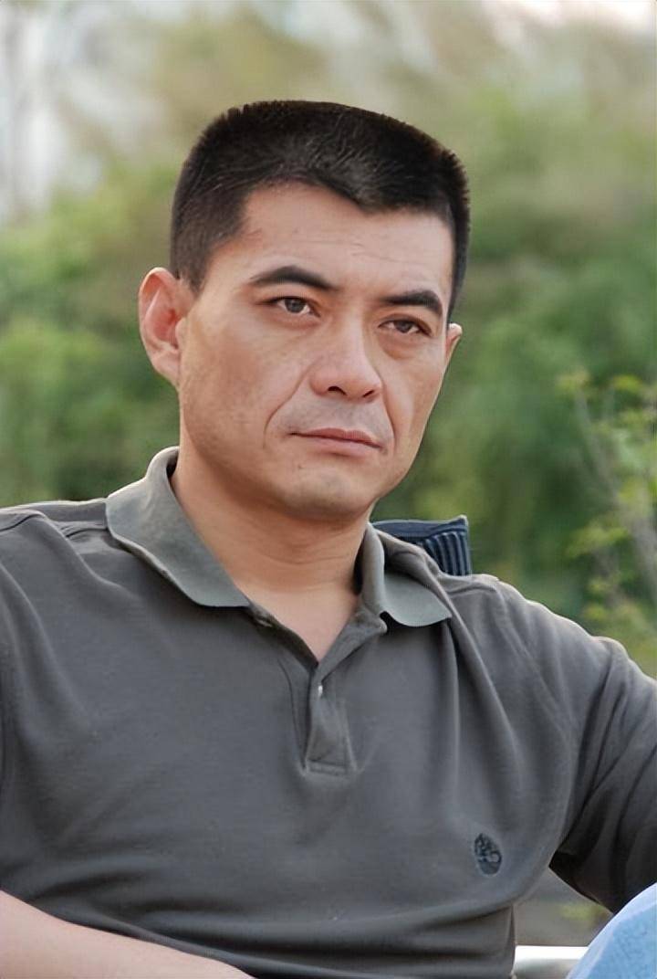 演员王新军:成名后抛弃妻子但却把秦海璐宠成公主,前妻至今单身