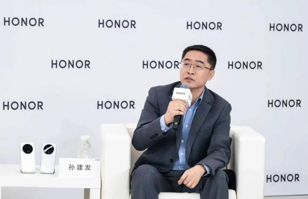 当AI学会进化：荣耀与用户的“共生式成长”新范式-锋巢网