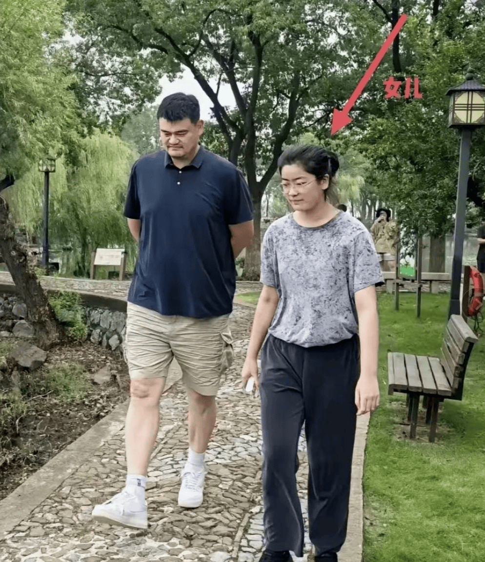 姚明叶莉带女儿游太湖,15岁姚沁蕾身高成焦点,基因太强大下一站"小