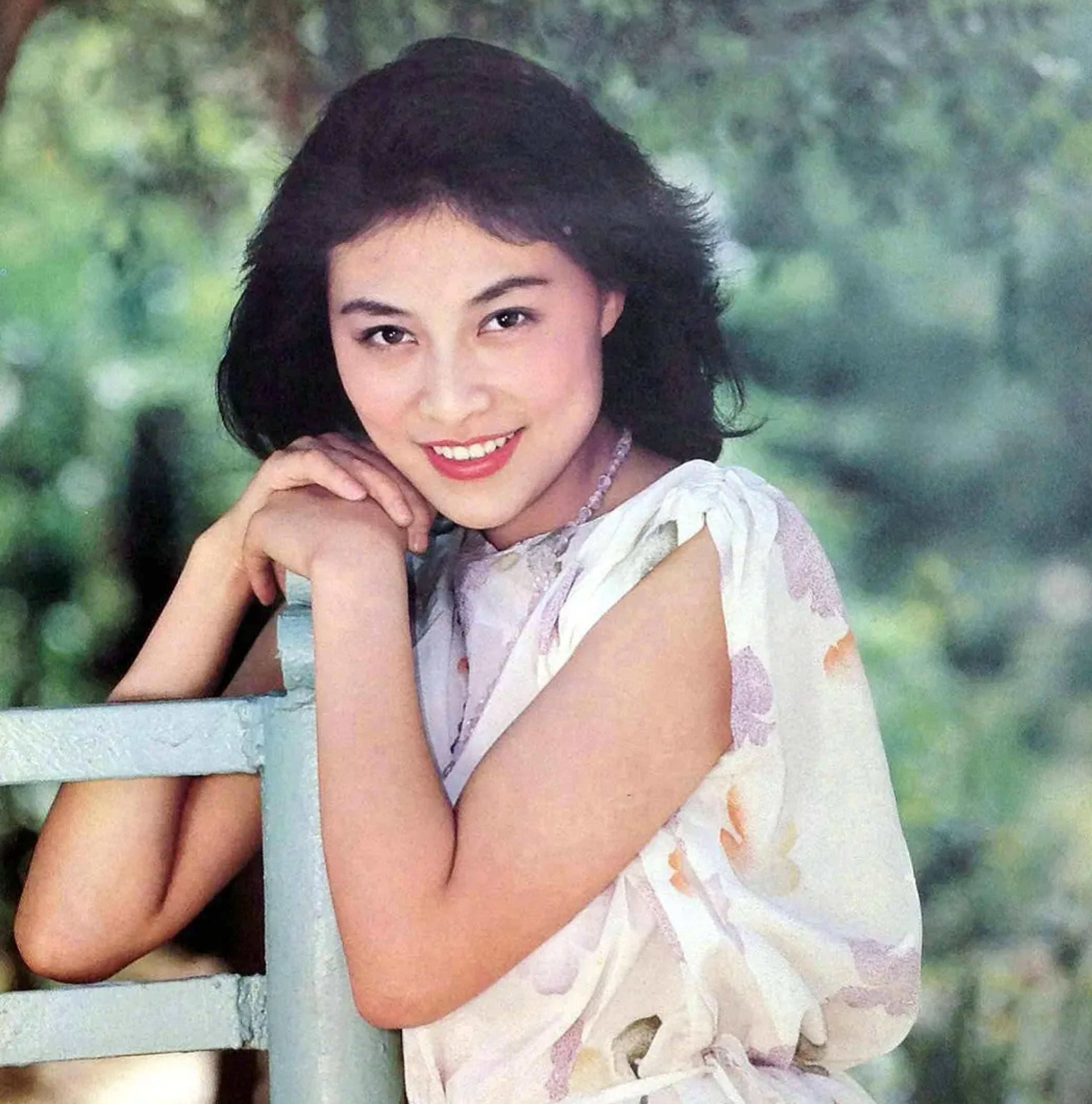 悲惨影后岳红,生下女儿后患癌被老公遗弃,现在女儿被张嘉译带红