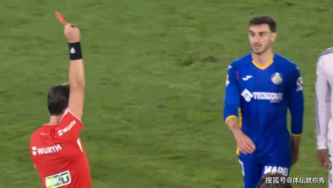 1-0绝杀！西甲惨烈一战，皇马客场险胜，姆巴佩建功，2人红牌，皇马升第一