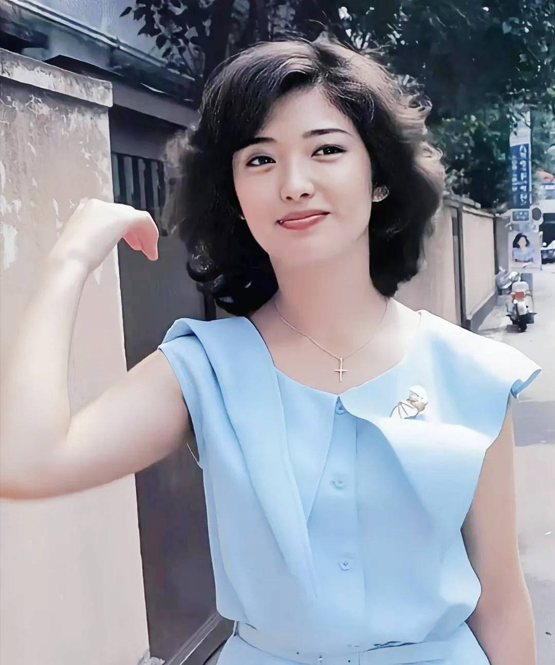 山口百惠大儿媳好可爱,声优出道长相甜美爱出差,穿搭靓丽个不高