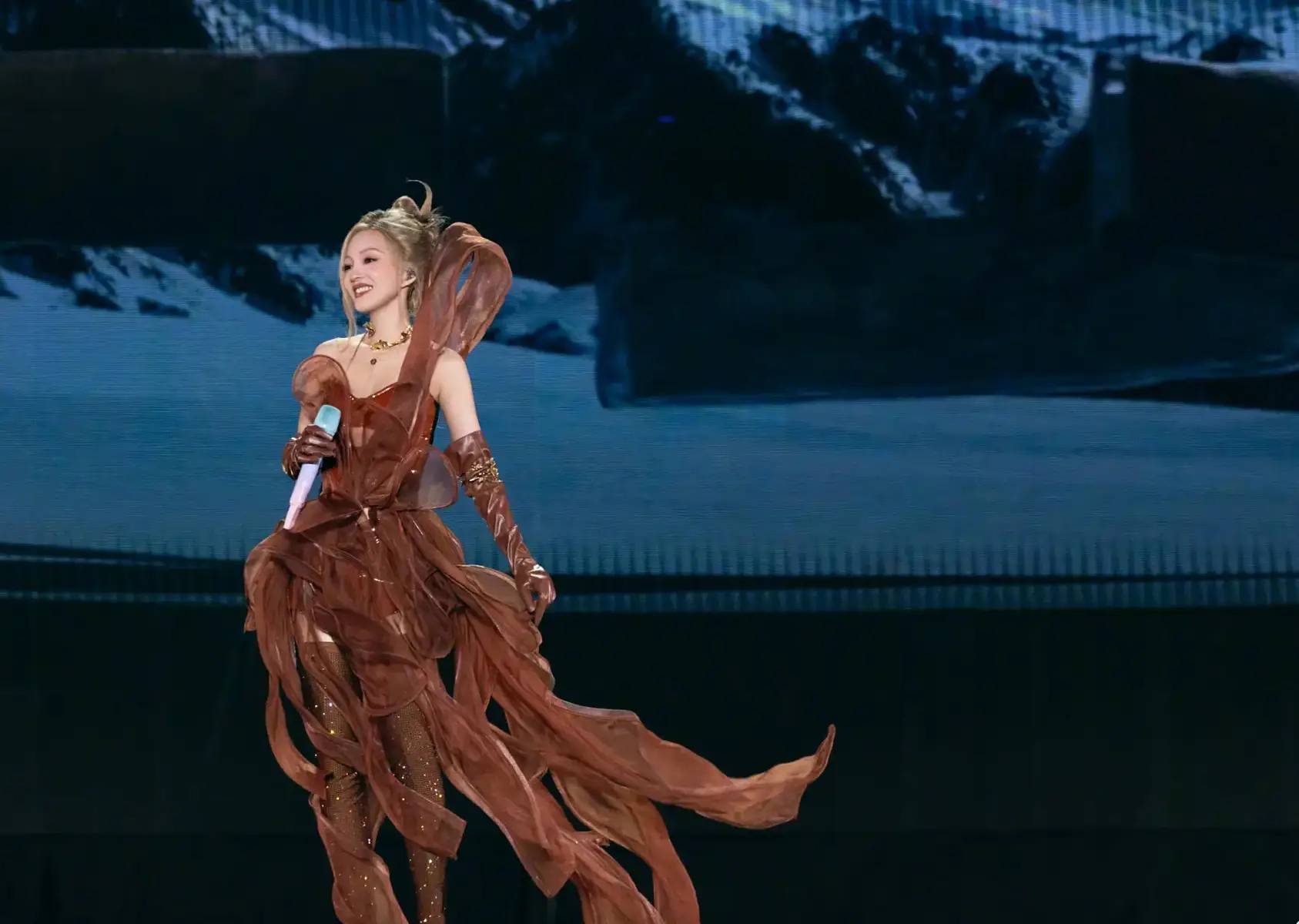 张韶涵再谈往事落泪:累到重感冒被公司讽刺,想找妈妈诉苦遭背刺