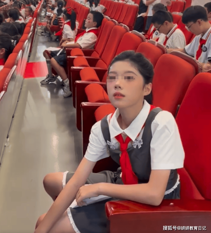 小学女生化"浓妆"竞选大队委,父母被骂惨了:怎么不给儿子化