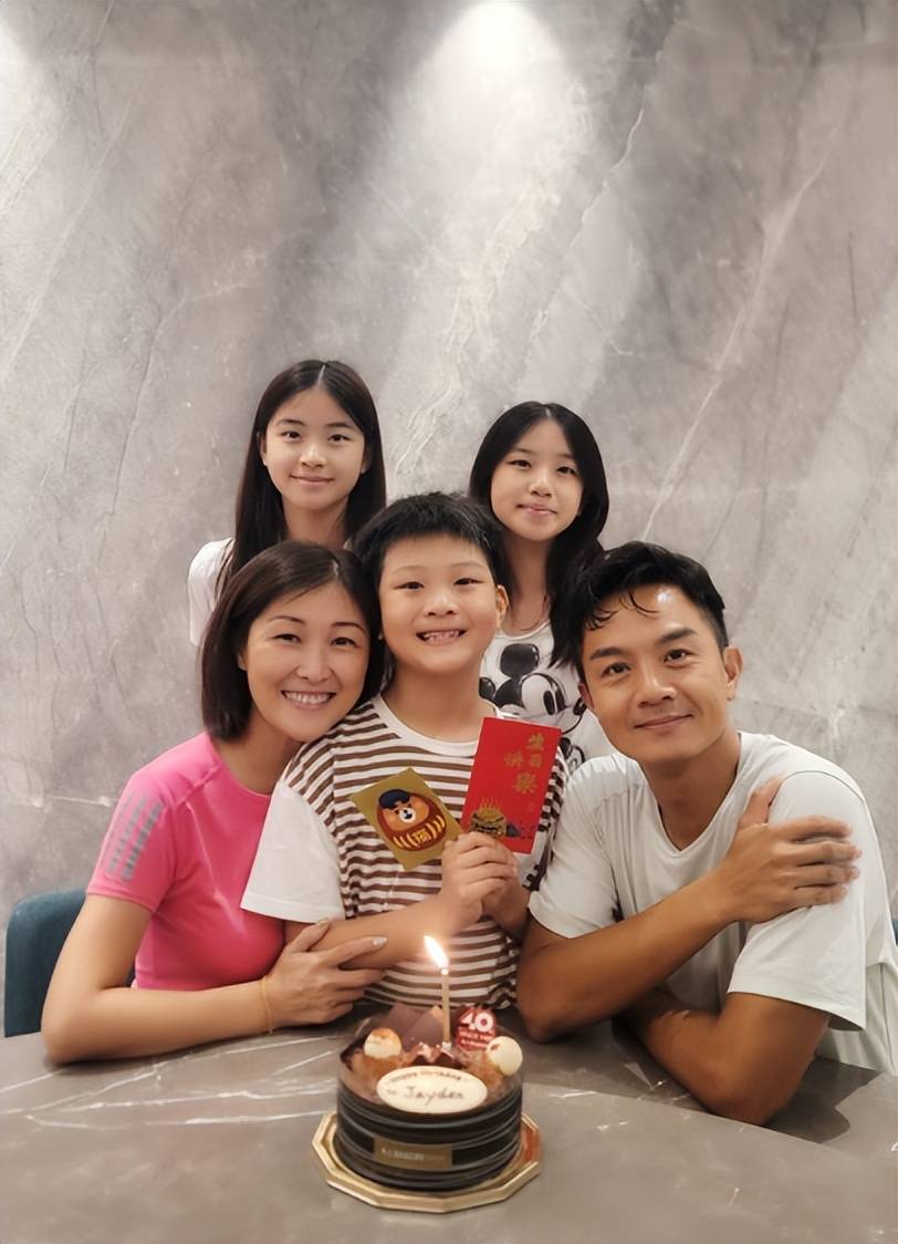 老公是前tvb艺人,结婚十余年有两女一子