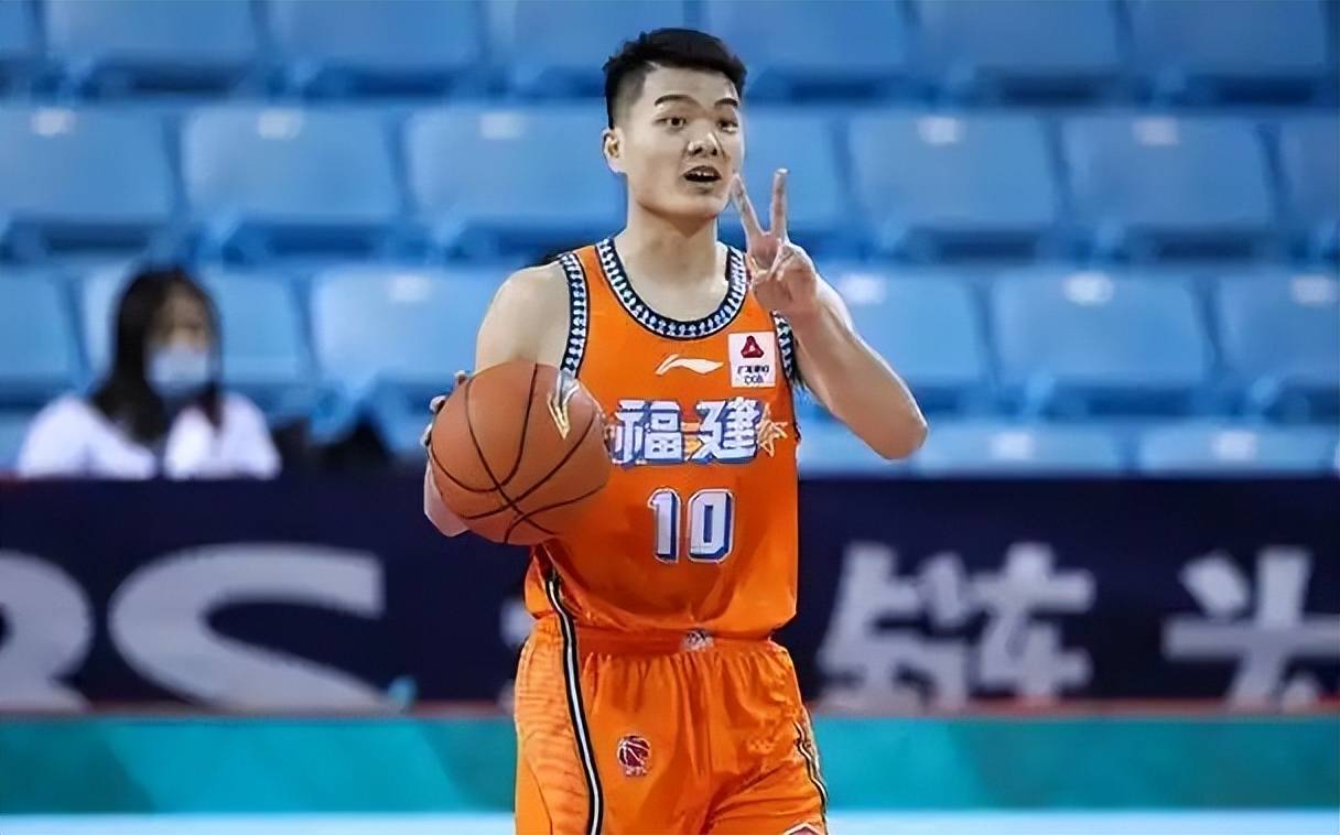 作为清远首位cba球员,黎伊扬以组织后卫身份展现出南粤"小快灵"风格