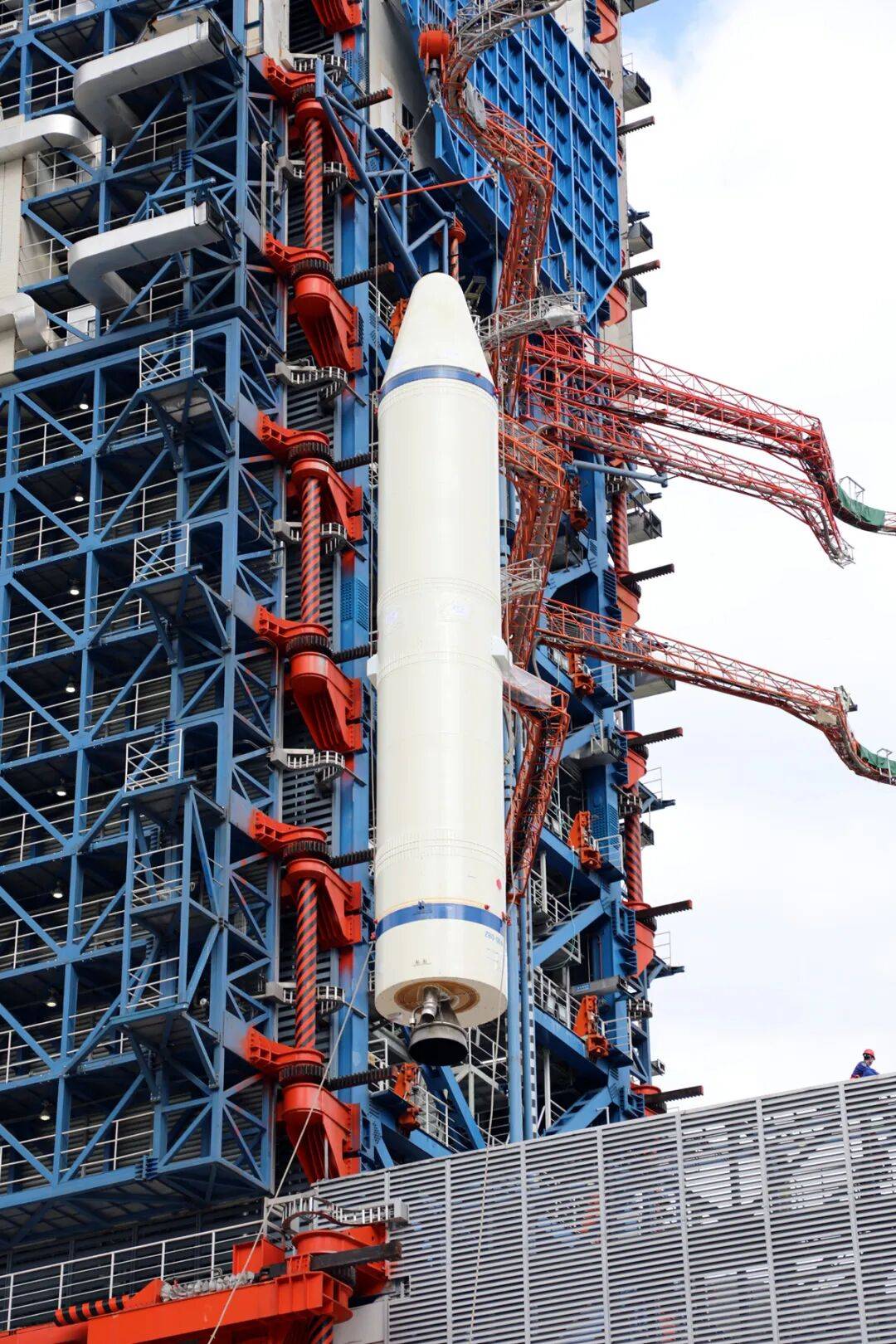 将大型光学卫星送入太阳同步轨道