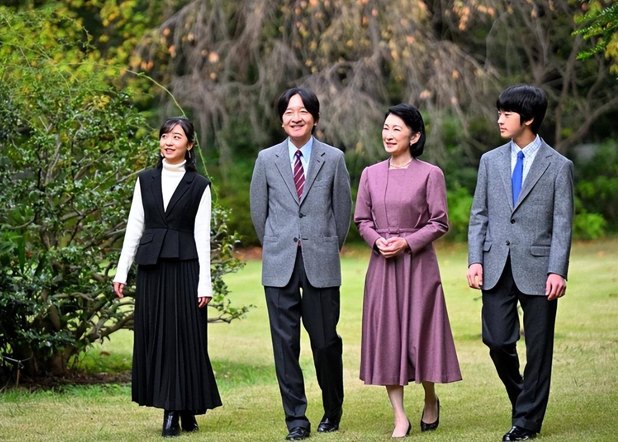 日本纪子妃全家福来了!文仁亲王58岁生日,17岁独苗小王子太帅气
